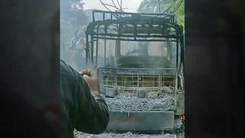आंध्र प्रदेश: बिजली का हाईटेंशन तार गिरने से ऑटो रिक्शा में लगी आग, 7 की मौत आंध्र प्रदेश: बिजली का हाईटेंशन तार गिरने से ऑटो रिक्शा में लगी आग, 7 की मौत