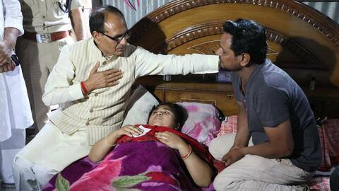 मध्य प्रदेश: अश्लील कमेंट्स का विरोध करने पर महिला पर ब्लेड से हमला, 118 टांके आए मध्य प्रदेश: अश्लील कमेंट्स का विरोध करने पर महिला पर ब्लेड से हमला, 118 टांके आए
