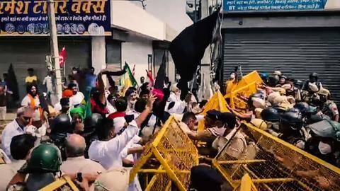 हरियाणा में बढ़ा राजद्रोह के केस पर किसानों का विरोध, पुलिस के लगाए बेरिकेड्स गिराए हरियाणा में बढ़ा राजद्रोह के केस पर किसानों का विरोध, पुलिस के लगाए बेरिकेड्स गिराए