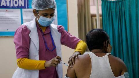 भारत में कोरोना वैक्सीन लगने के बाद हुई एक व्यक्ति की मौत, सरकार ने की पुष्टि भारत में कोरोना वैक्सीन लगने के बाद हुई एक व्यक्ति की मौत, सरकार ने की पुष्टि