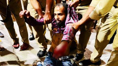 IIT ग्रेजुएट की खंजर के साथ गोरखनाथ मंदिर में घुसने की कोशिश, 'अल्लाह-हू-अकबर' के नारे लगाए IIT ग्रेजुएट की खंजर के साथ गोरखनाथ मंदिर में घुसने की कोशिश, 'अल्लाह-हू-अकबर' के नारे लगाए