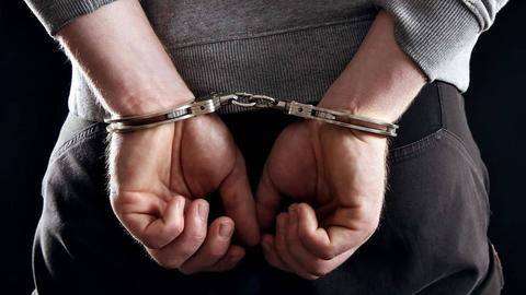 महाराष्ट्र: डॉक्टर बन कोरोना संक्रमितों का इलाज कर रहा था फल विक्रेता, गिरफ्तार महाराष्ट्र: डॉक्टर बन कोरोना संक्रमितों का इलाज कर रहा था फल विक्रेता, गिरफ्तार