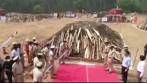 आंध्र प्रदेश: पुलिस ने लगभग 200 करोड़ रुपये के 2 लाख किलो गांजे को लगाई आग आंध्र प्रदेश: पुलिस ने लगभग 200 करोड़ रुपये के 2 लाख किलो गांजे को लगाई आग