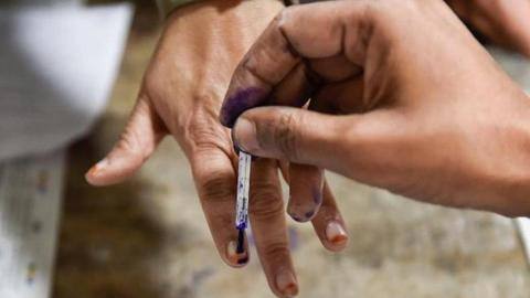 असम विधानसभा चुनाव: 90 मतदाताओं के बूथ पर पड़े 171 वोट, पांच चुनाव अधिकारी निलंबित असम विधानसभा चुनाव: 90 मतदाताओं के बूथ पर पड़े 171 वोट, पांच चुनाव अधिकारी निलंबित