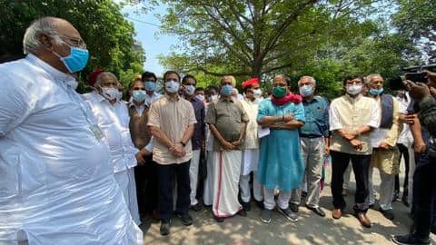 'किसान संसद' पहुंचे राहुल गांधी समेत कई विपक्षी नेता, कृषि कानूनों का किया विरोध 'किसान संसद' पहुंचे राहुल गांधी समेत कई विपक्षी नेता, कृषि कानूनों का किया विरोध
