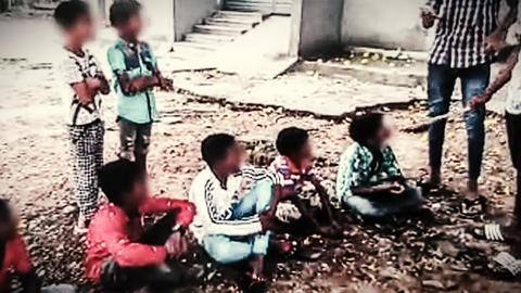 बेंगलुरू: स्कूल के बच्चों को पेड़ से बांधकर धूम्रपान के लिए मजबूर किया, 6 गिरफ्तार बेंगलुरू: स्कूल के बच्चों को पेड़ से बांधकर धूम्रपान के लिए मजबूर किया, 6 गिरफ्तार