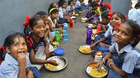 कर्नाटक: सरकारी स्कूल के मिड-डे मील में मिली मरी हुई छिपकली, 80 बच्चे बीमार कर्नाटक: सरकारी स्कूल के मिड-डे मील में मिली मरी हुई छिपकली, 80 बच्चे बीमार
