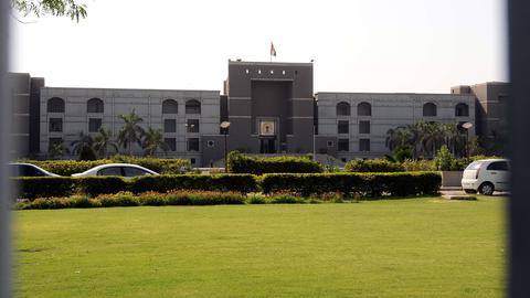गुजरात HC की नगर निगम को फटकार, कहा- आप तय नहीं करेंगे कि लोग क्या खाएंगे गुजरात HC की नगर निगम को फटकार, कहा- आप तय नहीं करेंगे कि लोग क्या खाएंगे