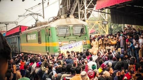 RRB-NTPC: परिणाम से नाराज छात्रों ने पटना रेलवे स्टेशन पर किया प्रदर्शन, पुलिस का लाठीचार्ज RRB-NTPC: परिणाम से नाराज छात्रों ने पटना रेलवे स्टेशन पर किया प्रदर्शन, पुलिस का लाठीचार्ज