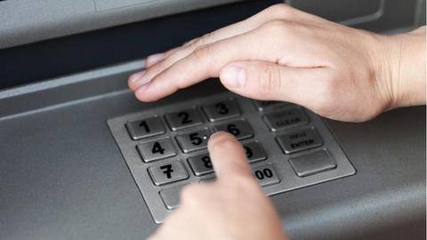 क्या है ATM स्किमिंग? पैसा निकालने से पहले इन बातों पर दें ध्यान क्या है ATM स्किमिंग? पैसा निकालने से पहले इन बातों पर दें ध्यान