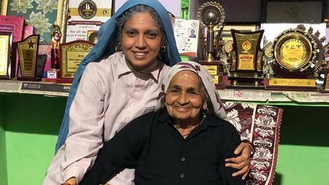 'शूटर दादी' चंद्रो तोमर का कोरोना से निधन, भूमि पेडनेकर समेत इन सितारों ने दी श्रद्धांजलि 'शूटर दादी' चंद्रो तोमर का कोरोना से निधन, भूमि पेडनेकर समेत इन सितारों ने दी श्रद्धांजलि