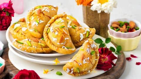 खास अवसरों के जश्न को दोगुना कर देंगी राजस्थानी चूरमा गुजिया, आसान है रेसिपी खास अवसरों के जश्न को दोगुना कर देंगी राजस्थानी चूरमा गुजिया, आसान है रेसिपी