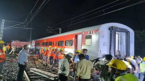 महाराष्ट्र: गोंदिया में मालगाड़ी से टकराई पैसेंजर ट्रेन, 53 यात्री घायल महाराष्ट्र: गोंदिया में मालगाड़ी से टकराई पैसेंजर ट्रेन, 53 यात्री घायल