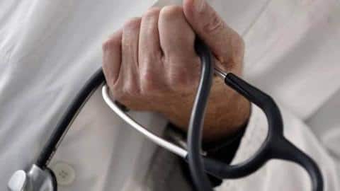 असम में कोरोना मरीज की मौत के बाद डॉक्टर पर हमला, अब तक 24 गिरफ्तार असम में कोरोना मरीज की मौत के बाद डॉक्टर पर हमला, अब तक 24 गिरफ्तार