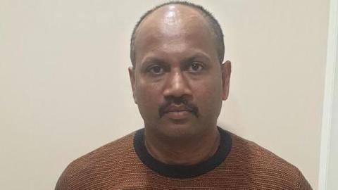 गोवा में हिरासत में लिया गया आर्यन खान मामले में "गवाह" केपी गोसावी गोवा में हिरासत में लिया गया आर्यन खान मामले में "गवाह" केपी गोसावी