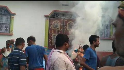 प्रेम प्रसंग में युवक के गुप्तांग काटे, पीड़ितों ने आरोपी के घर के बाहर जलाया शव प्रेम प्रसंग में युवक के गुप्तांग काटे, पीड़ितों ने आरोपी के घर के बाहर जलाया शव
