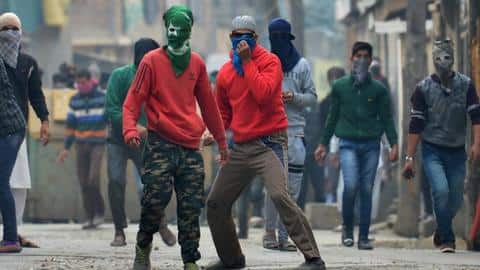 जम्मू-कश्मीर: पत्थरबाजी जैसी गतिविधियों में शामिल युवाओं को नहीं मिलेगी सिक्योरिटी क्लियरेंस जम्मू-कश्मीर: पत्थरबाजी जैसी गतिविधियों में शामिल युवाओं को नहीं मिलेगी सिक्योरिटी क्लियरेंस