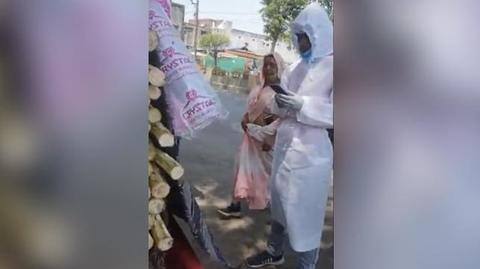 मध्य प्रदेश: कोरोना संक्रमित को ले जा रहे स्वास्थ्यकर्मी रास्ते में पीने लगे जूस, वीडियो वायरल मध्य प्रदेश: कोरोना संक्रमित को ले जा रहे स्वास्थ्यकर्मी रास्ते में पीने लगे जूस, वीडियो वायरल