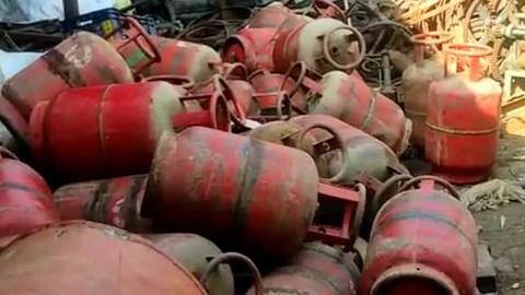 मध्य प्रदेश: भिंड में कबाड़ में बिक रहे उज्ज्वला योजना के सिलेंडर, कांग्रेस ने साधा निशाना मध्य प्रदेश: भिंड में कबाड़ में बिक रहे उज्ज्वला योजना के सिलेंडर, कांग्रेस ने साधा निशाना