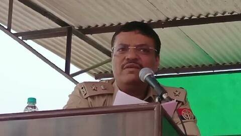 लड़की भागने की जिम्मेदारी मां-बाप की, बस चले तो उन्हें जेल में डाल दूं- रामपुर SP लड़की भागने की जिम्मेदारी मां-बाप की, बस चले तो उन्हें जेल में डाल दूं- रामपुर SP