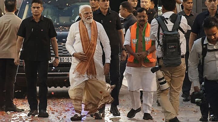 प्रधानमंत्री मोदी धोती में भाजपा मुख्यालय पहुंचे, कहा- आज का दिन ऐतिहासिक और अभूतपूर्व