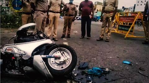 पुडुचेरी: पटाखों से लदे स्कूटर में धमाका, पिता-पुत्र की दर्दनाक मौत पुडुचेरी: पटाखों से लदे स्कूटर में धमाका, पिता-पुत्र की दर्दनाक मौत