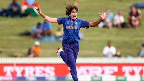 झूलन गोस्वामी ने रचा इतिहास, वनडे क्रिकेट में 250 विकेट लेने वाली पहली महिला बनी झूलन गोस्वामी ने रचा इतिहास, वनडे क्रिकेट में 250 विकेट लेने वाली पहली महिला बनी