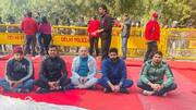पहलवानों के धरने में पहुंचे विजेंदर सिंह को मंच से उतारा, जानिए क्या है कारण
