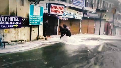 उत्तराखंड: भारी बारिश और बाढ़ के कारण 16 की मौत, प्रधानमंत्री ने की मुख्यमंत्री से बात उत्तराखंड: भारी बारिश और बाढ़ के कारण 16 की मौत, प्रधानमंत्री ने की मुख्यमंत्री से बात