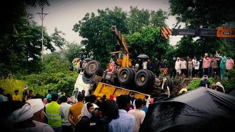 महाराष्ट्र: बुलढाणा में अनियंत्रित होकर पलट डंपर, 13 मजदूरों की मौत महाराष्ट्र: बुलढाणा में अनियंत्रित होकर पलट डंपर, 13 मजदूरों की मौत