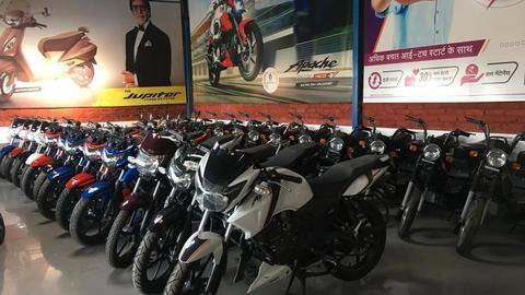 TVS के स्कूटर्स और बाइक्स की कीमतें 2,500 रुपये तक बढ़ीं, जानें नए दाम TVS के स्कूटर्स और बाइक्स की कीमतें 2,500 रुपये तक बढ़ीं, जानें नए दाम