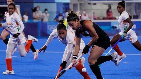 टोक्यो ओलंपिक: सेमीफाइनल में अर्जेंटीना से हारी भारतीय महिला हॉकी टीम, कांस्य पदक के लिए खेलेगी टोक्यो ओलंपिक: सेमीफाइनल में अर्जेंटीना से हारी भारतीय महिला हॉकी टीम, कांस्य पदक के लिए खेलेगी