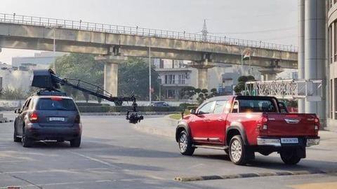 टेस्टिंग के दौरान स्पॉट हुई टोयोटा हिलक्स, ऑफ-रोडिंग फीचर्स के साथ जल्द होगी लॉन्च टेस्टिंग के दौरान स्पॉट हुई टोयोटा हिलक्स, ऑफ-रोडिंग फीचर्स के साथ जल्द होगी लॉन्च