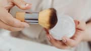मेकअप करते समय लूज पाउडर का इन 4 तरीकों से करें इस्तेमाल, लुक बनेगा शानदार