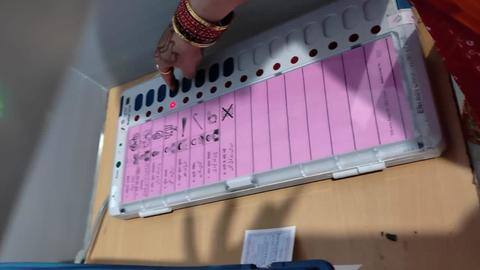 उत्तर प्रदेश: वोट डालते समय की तस्वीर शेयर कर फंसी कानपुर की मेयर, दर्ज होगी FIR उत्तर प्रदेश: वोट डालते समय की तस्वीर शेयर कर फंसी कानपुर की मेयर, दर्ज होगी FIR