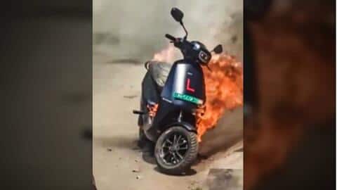 इलेक्ट्रिक वाहनों में आग की घटनाओं को लेकर सरकार गंभीर, लाएगी नई बैटरी नीति इलेक्ट्रिक वाहनों में आग की घटनाओं को लेकर सरकार गंभीर, लाएगी नई बैटरी नीति