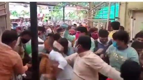 VIP नेताओं के आने के कारण उज्जैन के महाकाल मंदिर में भगदड़, कई लोग घायल VIP नेताओं के आने के कारण उज्जैन के महाकाल मंदिर में भगदड़, कई लोग घायल