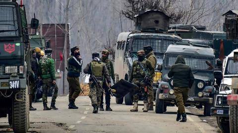 कश्मीर: एक दिन में तीन आतंकी हमले; एक शख्स की मौत, CRPF बंकर पर फेंका बम कश्मीर: एक दिन में तीन आतंकी हमले; एक शख्स की मौत, CRPF बंकर पर फेंका बम