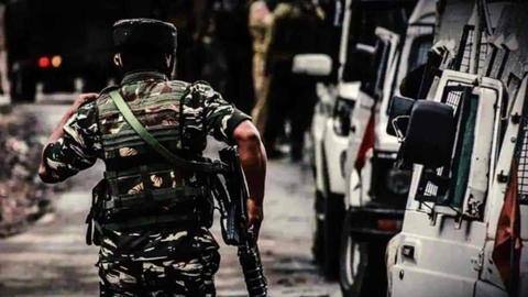 जम्मू-कश्मीर: श्रीनगर के पास पुलिस बस पर आतंकी हमला, दो जवान शहीद और 12 घायल जम्मू-कश्मीर: श्रीनगर के पास पुलिस बस पर आतंकी हमला, दो जवान शहीद और 12 घायल