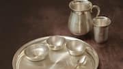 चांदी के बर्तनों की चमक पड़ गई है फींकी? उन्हें ऐसे साफ करके बनाएं नए जैसा