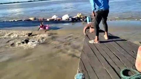 असम: ब्रह्मपुत्र नदी में टक्कर के बाद डूबी 120 यात्रियों से भरी दो नाव, 40 लापता असम: ब्रह्मपुत्र नदी में टक्कर के बाद डूबी 120 यात्रियों से भरी दो नाव, 40 लापता