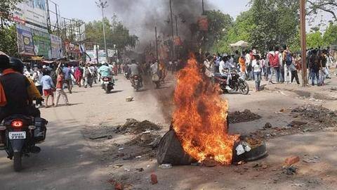 कोरोना: बिहार में कोचिंग बंद कराने गई टीम पर छात्रों का हमला, करनी पड़ी हवाई फायरिंग कोरोना: बिहार में कोचिंग बंद कराने गई टीम पर छात्रों का हमला, करनी पड़ी हवाई फायरिंग