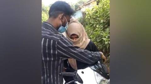 मध्य प्रदेश: भोपाल में भीड़ ने जबरदस्ती युवती का बुर्का उतरवाया, हिजाब खींचा मध्य प्रदेश: भोपाल में भीड़ ने जबरदस्ती युवती का बुर्का उतरवाया, हिजाब खींचा