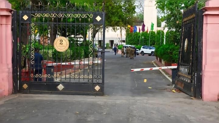 दिल्ली विधानसभा में बैरियर तोड़कर घुसने वाली कार के बारे में क्या-क्या पता चला?