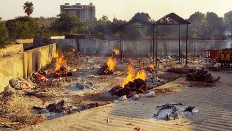 कोरोना वायरस: दूसरी लहर से श्मशानों में लगा शवों का ढेर, दिनभर जल रही चिताएं कोरोना वायरस: दूसरी लहर से श्मशानों में लगा शवों का ढेर, दिनभर जल रही चिताएं