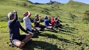 तनाव को कम करने के लिए योग और ट्रेकिंग में से क्या है बेहतर? जानिए