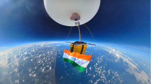 स्वतंत्रता दिवस के मौके पर पृथ्वी से 30 किलोमीटर की ऊंचाई पर फहराया गया तिरंगा स्वतंत्रता दिवस के मौके पर पृथ्वी से 30 किलोमीटर की ऊंचाई पर फहराया गया तिरंगा
