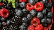 ब्लूबेरी बनाम रसभरी: इनमें से किसमें ज्यादा फाइबर होता है?