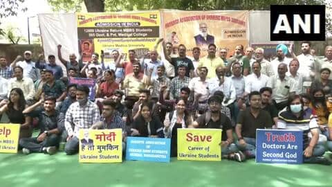 यूक्रेन से लौटे छात्रों ने दिल्ली में किया प्रदर्शन, भारतीय कॉलेजों में एडमिशन की मांग यूक्रेन से लौटे छात्रों ने दिल्ली में किया प्रदर्शन, भारतीय कॉलेजों में एडमिशन की मांग