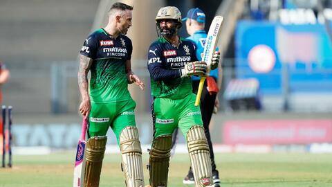 RCB बनाम SRH: कार्तिक को बल्लेबाजी कराने के लिए 'रिटायर आउट' होना चाहते थे डु प्लेसी RCB बनाम SRH: कार्तिक को बल्लेबाजी कराने के लिए 'रिटायर आउट' होना चाहते थे डु प्लेसी